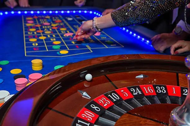 Filipino player watching sg77 live dealer roulette stream on a smartphone browser